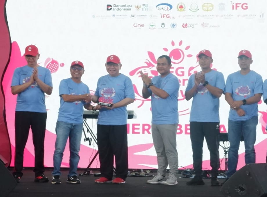 Direktur SDM Indonesia Financial Group (IFG) Rizal Ariansyah (dari kiri) bersama Direktur Utama IFG Hexana Tri Sasongko, berbincang dengan Jaksa Agung Muda Perdata dan Tata Usaha Negara R. Narendra Jatna, disaksikan Wakil Kepala Badan Pengaturan BUMN Tedi Bharata, dan Wakil Panglima Kopassus Mayjen TNI Ferdial Lubis, saat menghadiri acara IFG Synergy Day 2025, di kawasan Cilandak Sport Center, Minggu (2/11/2025). IFG Synergy Day 2025: Wujud Kolaborasi dan Semangat Melayani!