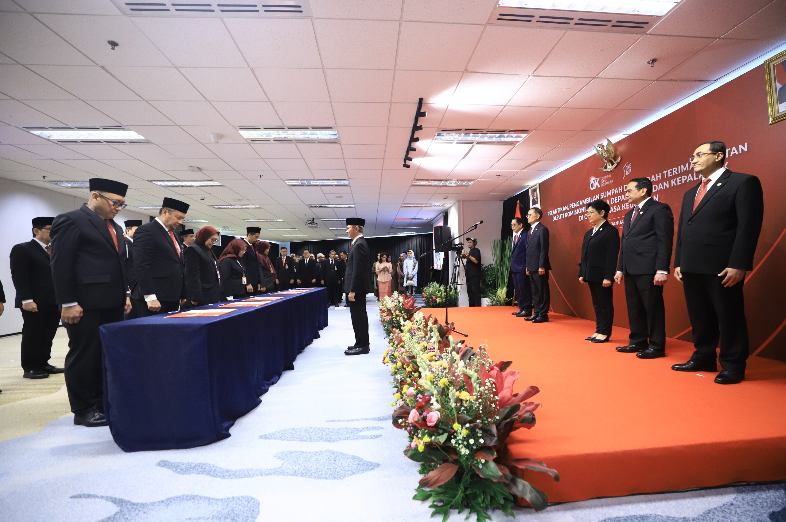 OJK Lantik 13 Pejabat Baru, Cek Daftarnya di Sini!