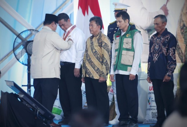 Bawa Ketahanan Pangan Mentan Amran Diganjar Bintang Jasa Utama