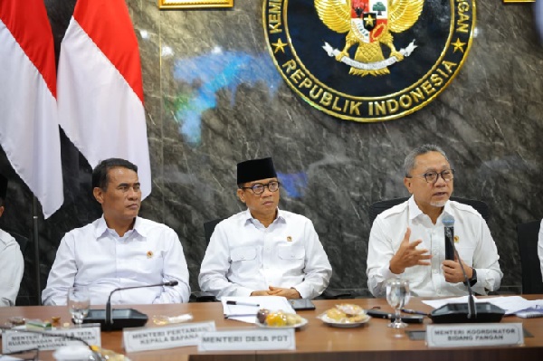Harga Pupuk Turun Hingga 20 Persen, Zulhas Sanjung Mentan Amran