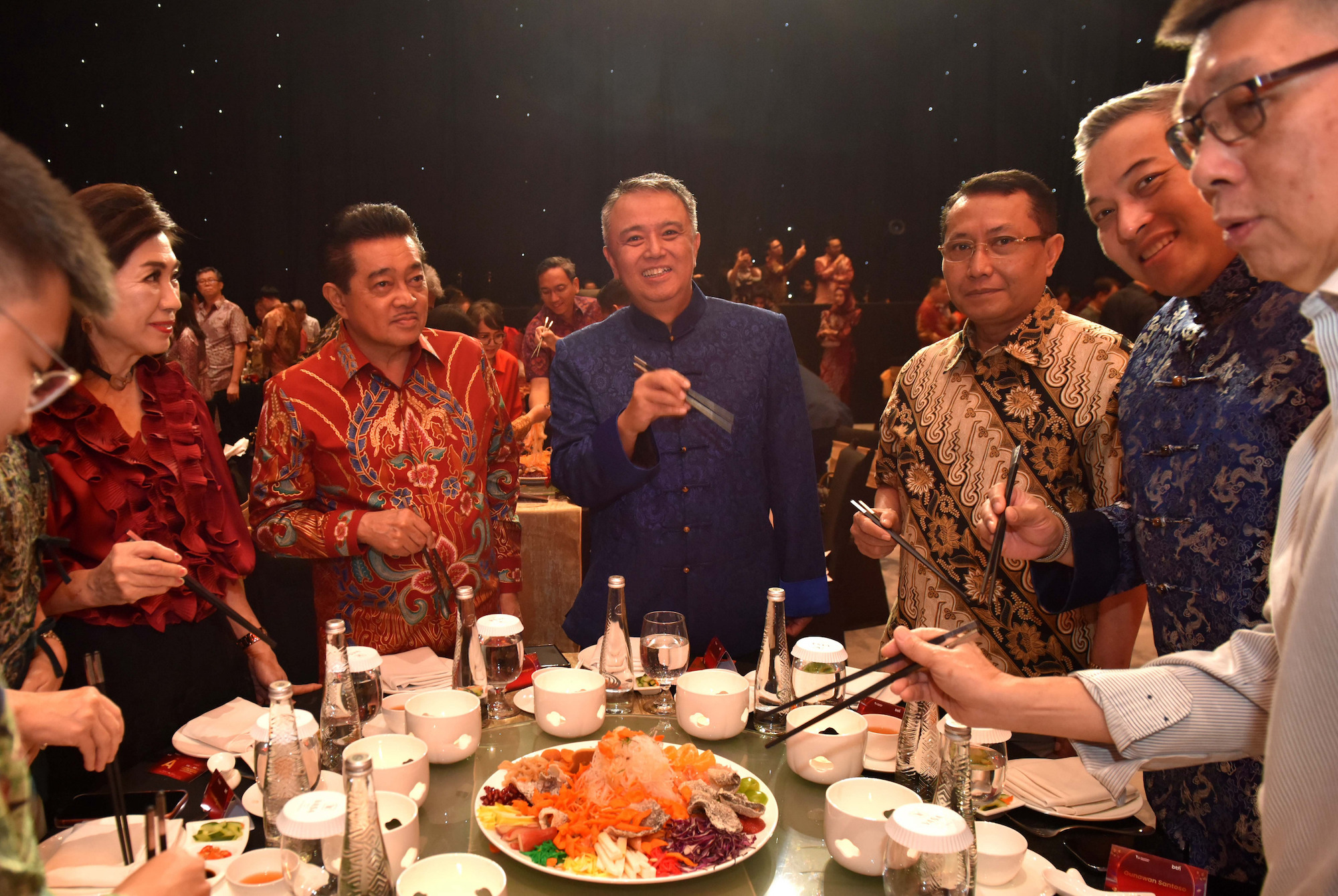 Kompak Tersenyum Bersama Nasabah 