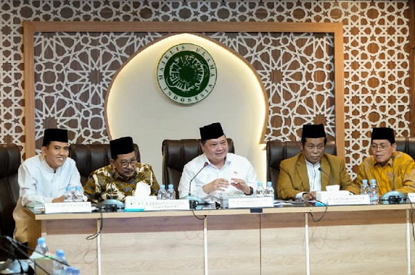Airlangga Silaturahmi Ke MUI Jelaskan Mekanisme Halal Produk AS