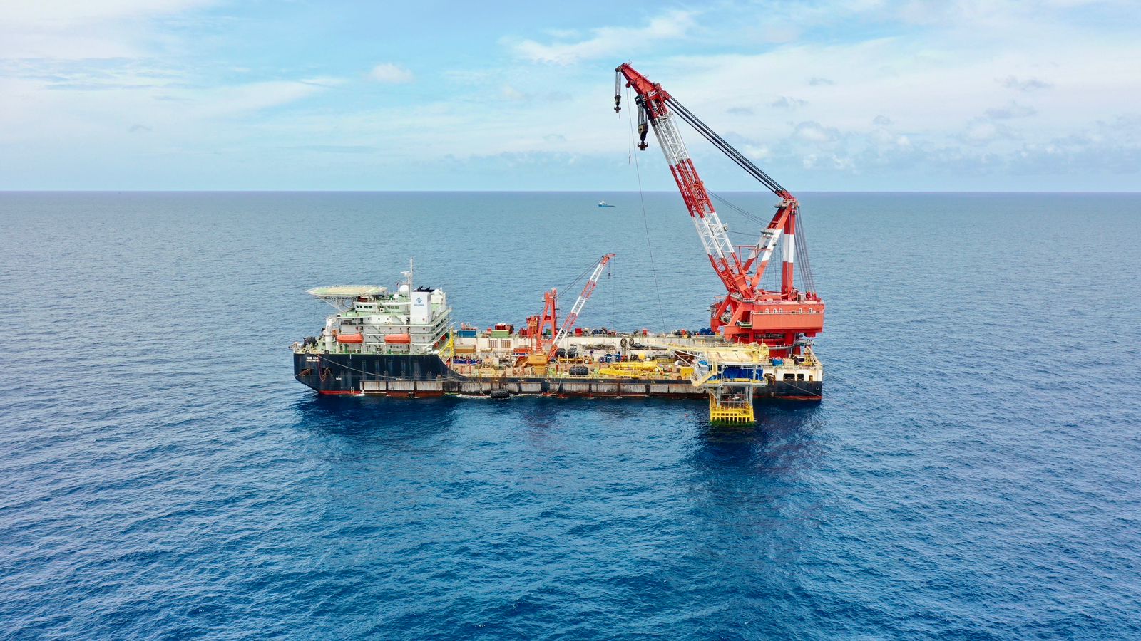 Perkuat Aset, CBRE Resmi Kantongi Kapal Lifting Vessel Hai Long 106