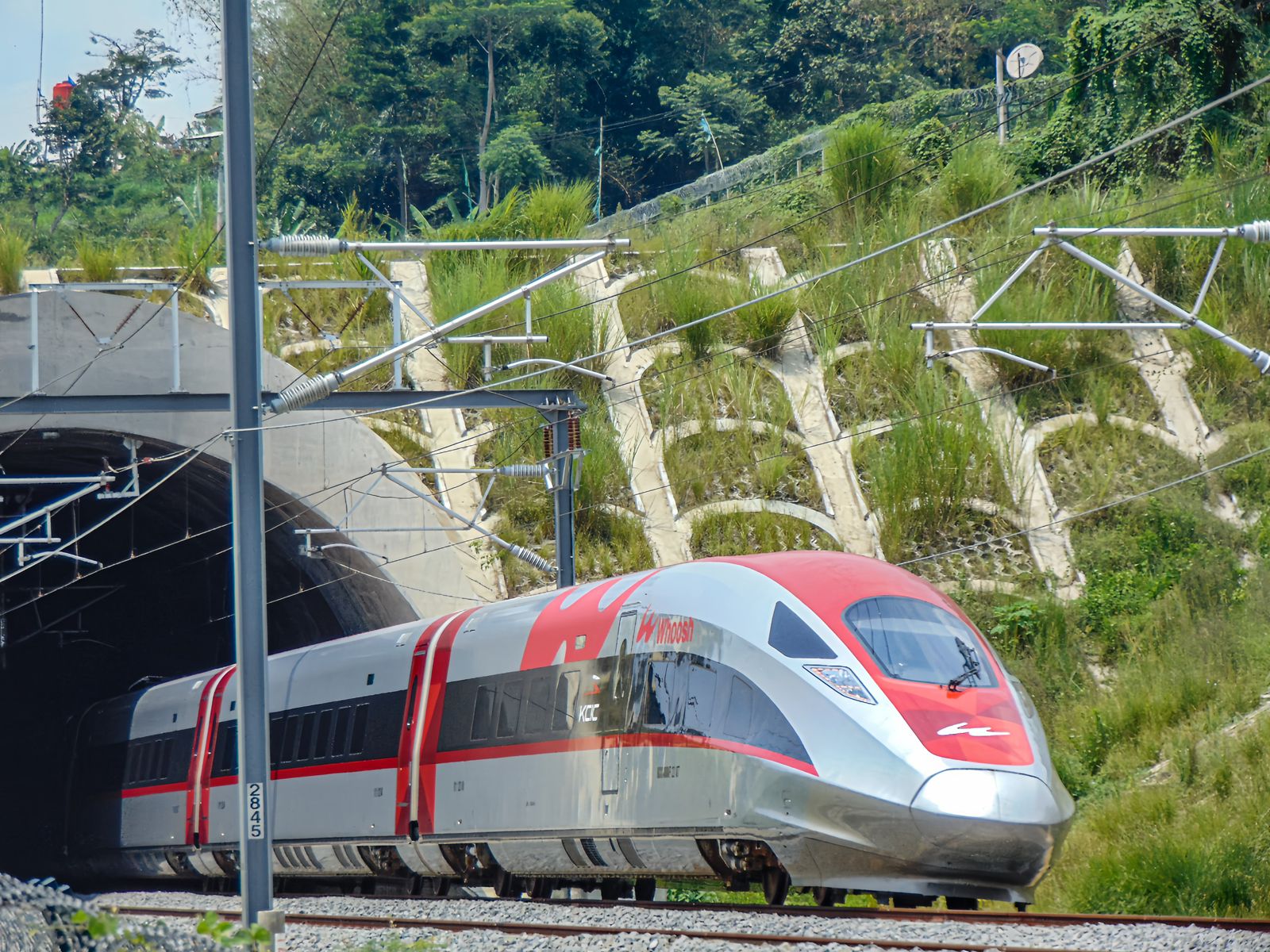 Viral Kereta Whoosh Berhenti Mendadak, Ini yang Sebenarnya Terjadi