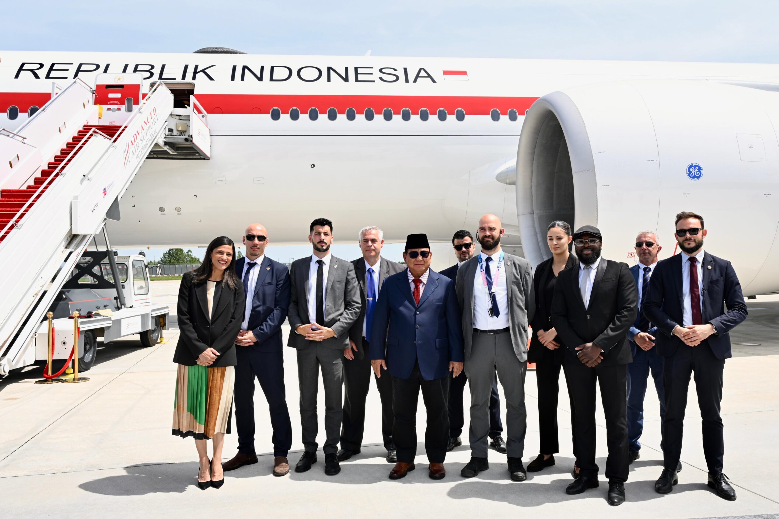 Spontan, Prabowo Ajak Pengawal Prancis Foto Bareng di Bandara Orly
