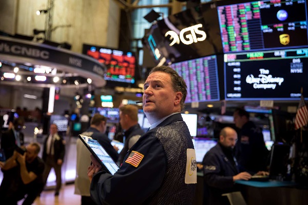 Saham AS Ditutup Beragam: Dow Jones Melonjak, Nasdaq Turun