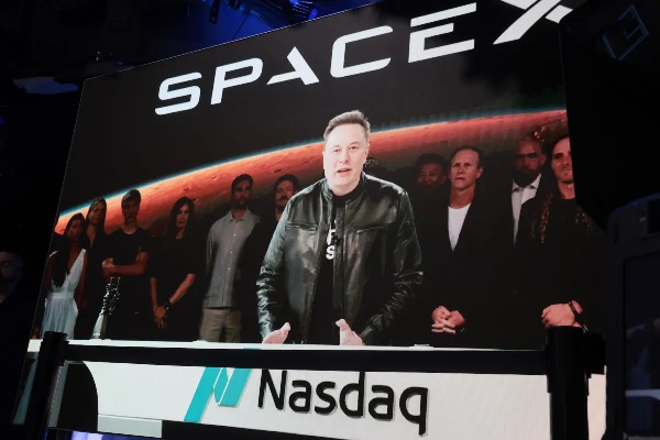 Tak Cuma Elon Musk, Ini Mereka yang Menikmati Debut Saham SpaxeX