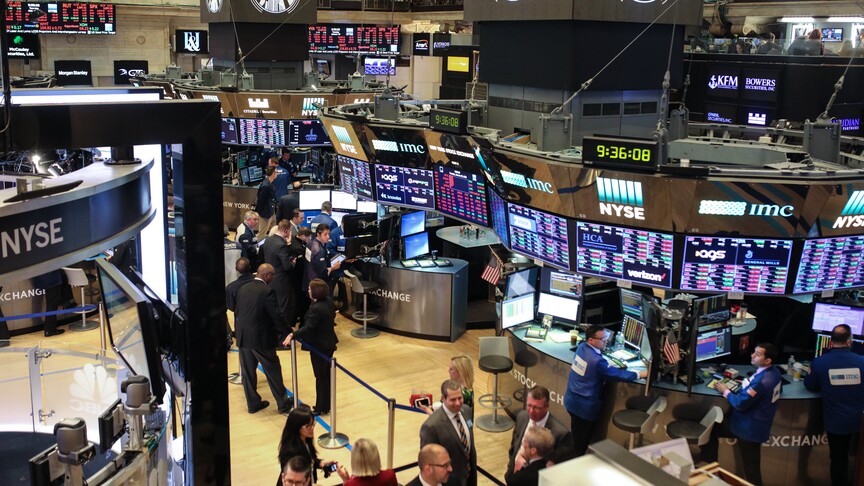 Dow Jones Menguat karena Harga Minyak, Nasdaq Terjungkal karena Chip