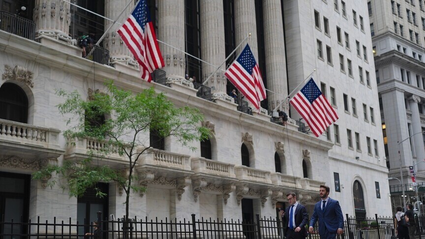 The Fed Naikkan Suku Bunga 25 Basis Poin Pasar Saham AS Berguguran