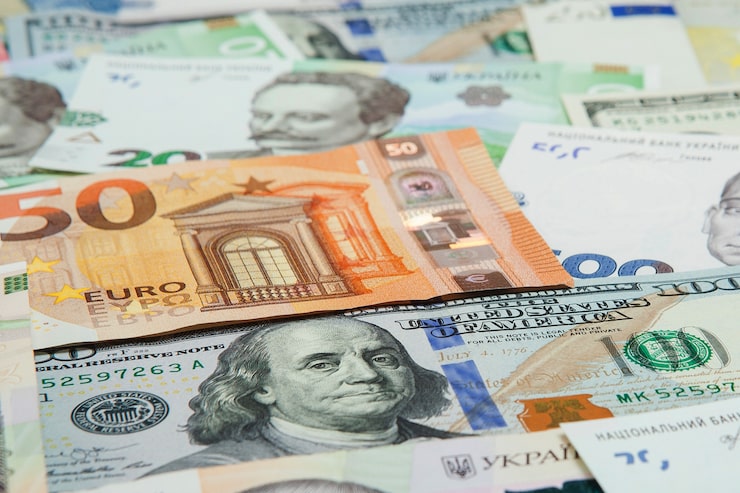 Bunga AS Naik, Dolar Melambung Sapu Mata Uang Global