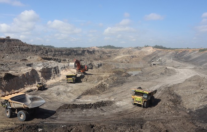 Jelang Pengalihan Jumbo ke Haji Isam, Dato' Low Jual Saham BYAN Rp367M