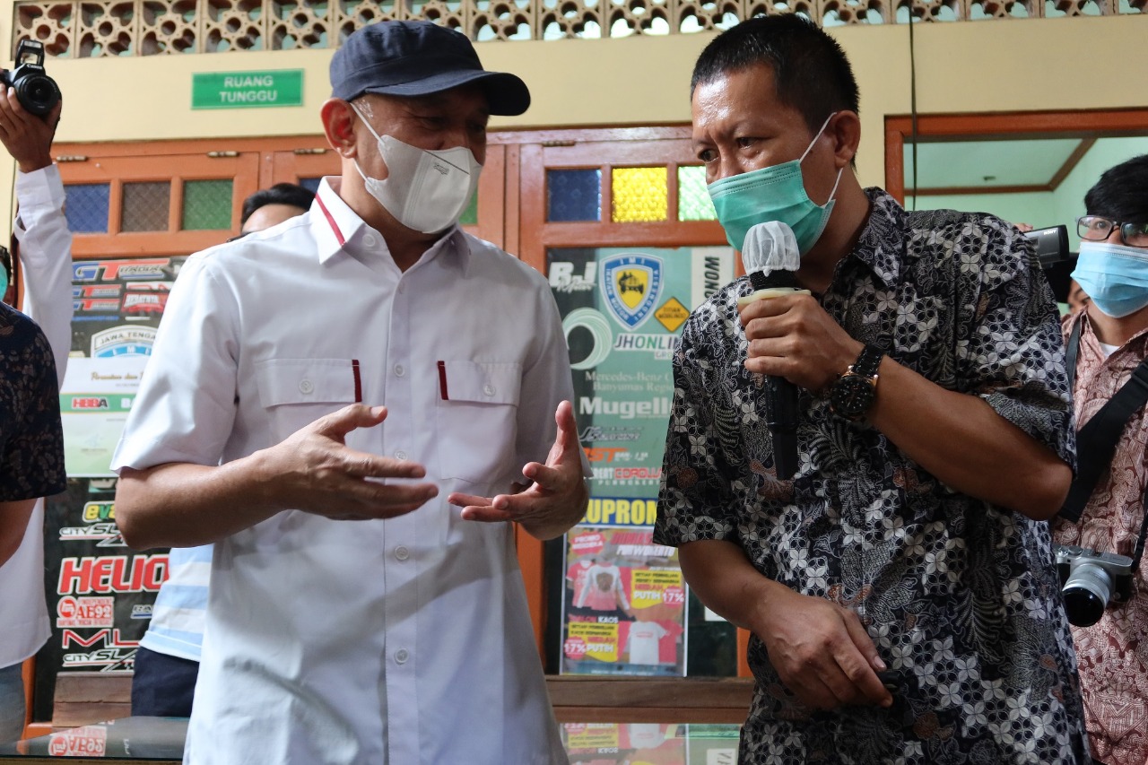 MenkopUKM Kunjungi UMKM Bengkel dan Pande Besi Binaan YDBA di Banyumas