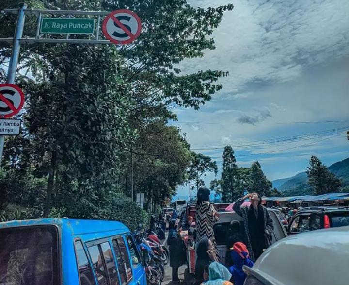 Wisatawan Membludak! Jalur Puncak Bogor Macet Parah