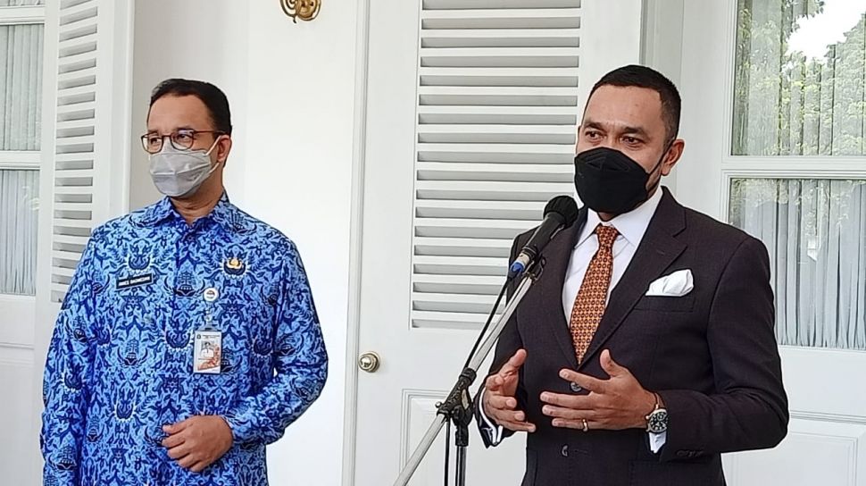 Ketua Panitia Formula E Jakarta Ahmad Sahroni (kanan) menunjukkanmobil balap bersama para wartawan. dok. Makassar Terkini. Jangan Protes Lagi! Panitia Pastikan Ajang Formula E Jakarta tanpa Sponsor Bir