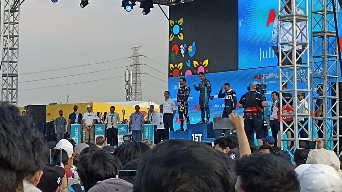Formula E Presiden Jokowi sebelum lomba dimulai di Sirkuit Formula E Ancol Jakarta, Sabtu, 462022. dok. detikcom. Formula E Jakarta: Jokowi Serahkan Piala ke Pemenang Mitch Evans, tak ada Botol Sampanye