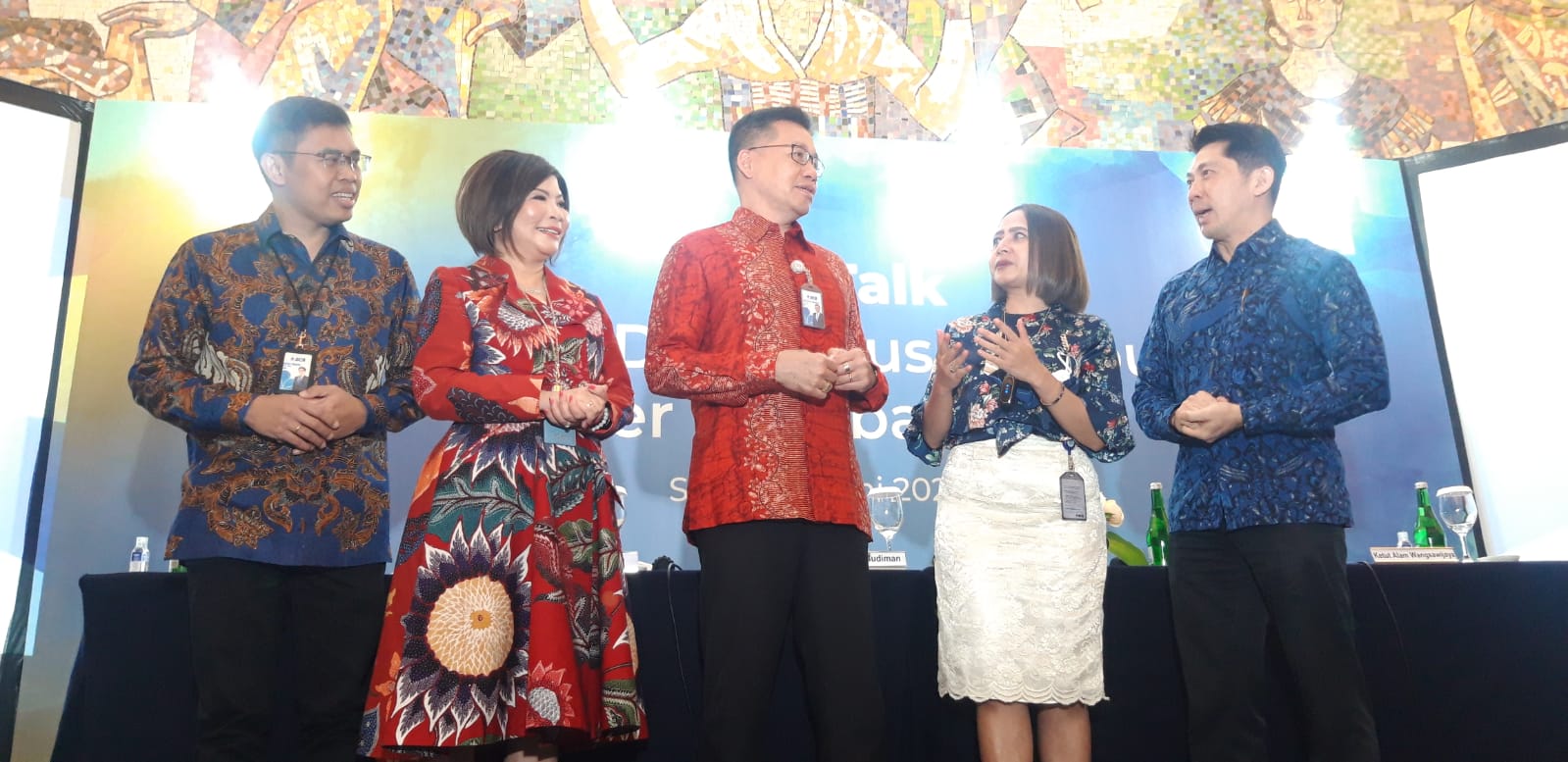 EVP Transaction Banking Business Development BCA, I Ketut Alam Wangsawijaya, EVP Center of Digital BCA, Wani Sabu, Direktur BCA, Haryanto T. Budiman, EVP Secretariat & Corporate Communication BCA, Hera F. Haryn, dan EVP Individual Customer Business Development BCA, Adrianus Wagimin berbincang usai jumpa pers BCA Talk, di Jakarta, Senin (13/6/2022). dok. Ist. WASPADA Penipuan Penawaran Upgrade Menjadi Nasabah BCA Solitaire dan Prioritas