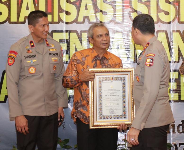 Semen Padang Raih Sertifikat Gold Reward SMP Obvitnas dari Kapolri
