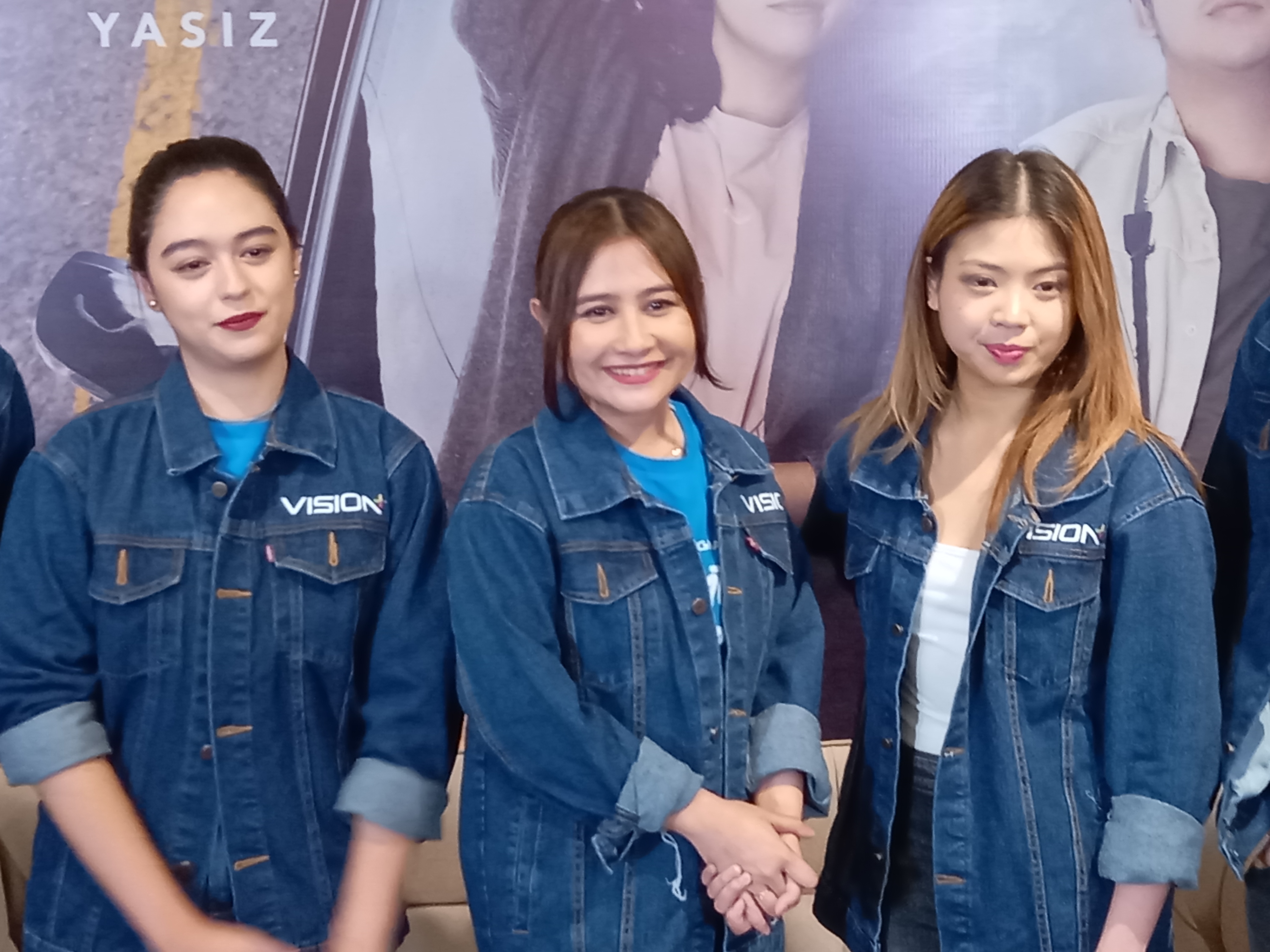 Balik Awan Prilly Latuconsina (dua kiri), Pemeran Lara, Yasamin Jasem, Director Cinta di Balik Awan, Umay Shahab, Arbani Yasiz disela Press Conference Vision+ Original Series Cinta di Blik Awan Di Jakarta, Kamis (7/7/2022). Foto/Rizki Cinta di Balik Awan, Film Baru Karya Prilly Latuconsina, Umay Shahab dan Vision+ Original