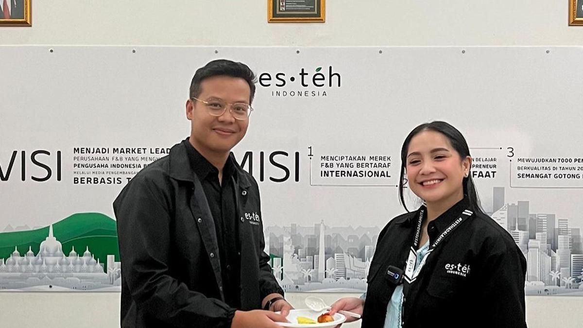 Nagita Slavina (kanan), bersama Danu Sofwan, dan pedangdut Jenita Janet. dok. @instagram Esteh Indonesia. Ditunjuk jadi CEO baru, Nagita Slavina Diharapkan Lebih Majukan Esteh Indonesia
