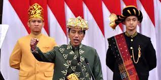 Presiden Joko Widodo Berbusana Adat Bangka Belitung dalam Sidang MPR 2022, tiba di Gedung Parlemen bersama Ibu Iriana Joko Widodo, Selasa (16/8/2022). dok. Merdeka. Setpres. Berbusana Adat Bangka Belitung dalam Sidang MPR 2022, Ini Pesan Penting Presiden