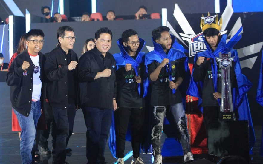 Direktur Utama Telkomsel  Hendri Mulya Syam bersama Menteri BUMN  Erick Thohir, dan Komisaris Utama Telkomsel Wishnutama Kusubandio,  berfoto bersama pemenang utama  DG Con 2022 , di Jakarta, Minggu malam (30/10/2022).(Foto:: Endang Muchtar) Gelar Festival DG Con 2022, Telkomsel Gunakan Teknologi Metaverse