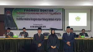 Ustazah Oki Setiana Dewi diapit suami, ibu dan dua saudaranya. dok. msn. Luar Biasa Ustazah Oki, Raih Gelar Doktor Kedua Masih Ingin Belajar ke Mesir