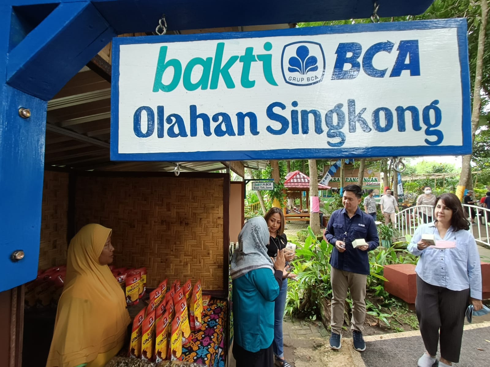 Executive Vice President Corporate Communication & Social Responsibility BCA Hera F Haryn (kedua kiri) didampingi Senior Vice President Corporate Communication BCA Susanti Nurmalawati (kanan) dan Kepala KCU BCA Cakranegara Indrawanto Sahama (kedua kanan) mengunjungi salah satu kuliner UMKM di Desa Wisata Bilebante, Lombok, Nusa Tenggara Barat, pada Senin, 28 November 2022. Menelusuri Pesona Keindahan Desa Wisata Bilebante, Binaan BCA