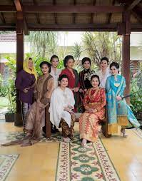 Kebaya ibu-ibu berkebaya di DPR. dok. Poskota. Pemerintah akan Daftarkan Kebaya Melalui Jalur Single Nomination, Ini Saran Dosen Unair