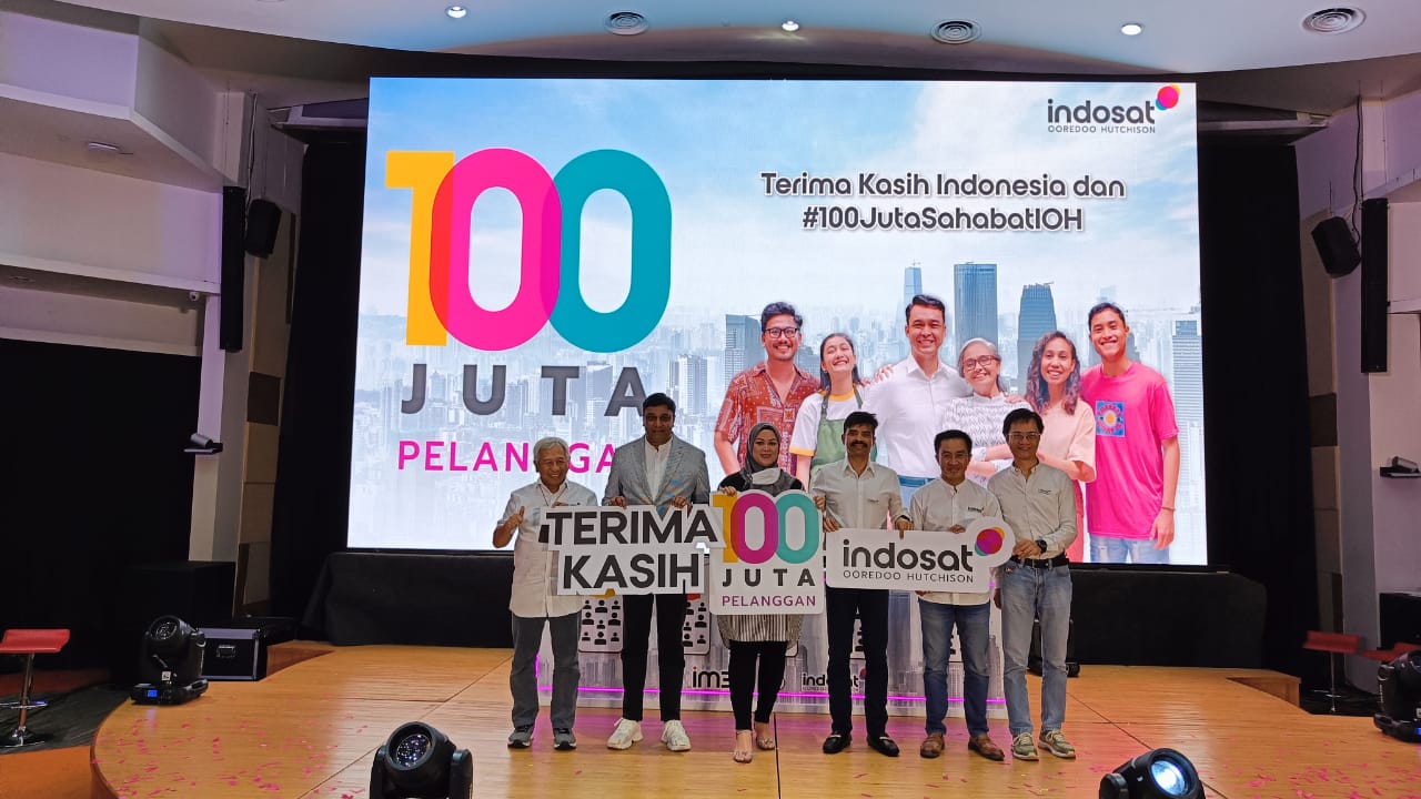 President Director & CEO IOH Vikram Sinha (kedua kiri), Director & Chief Regulatory Officer IOH Muhammad Buldansyah (paling kiri), Director & Chief Human Resources Officer IOH Irsyad Sahroni (kedua kanan) Chief Commercial Officer IOH Ritesh Singh (ketiga kanan), Chief Technology Officer IOH Desmond Cheung (paling kanan) bersama pelanggan ke-100 Juta saat Perayaan 100 Juta Pelanggan di Jakarta, Jumat (9/12/2022). dok. ist. Hadirkan Promo Spesial, Indosat Ooredoo Rayakan Pencapaian 100 Juta Pelanggan