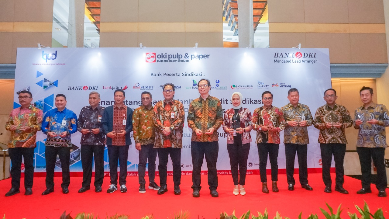 Direktur Komersial dan Kelembagaan Bank DKI, Herry Djufraini menandatangani Perjanjian Kredit Sindikasi Rp1,5 triliun kepada PT Oki Pulp & Paper Mills itu. Penandatanganan itu disaksikan oleh Direktur Utama Bank DKI, Fidri Arnaldy, dan Kurniawan Yuwono, Direksi PT Purinusa Eka Persada. dok. ist. Bank DKI Pimpin Sindikasi 9 BPD Salurkan Kredit Rp1,5 Triliun ke Oki Pulp Paper & Mills