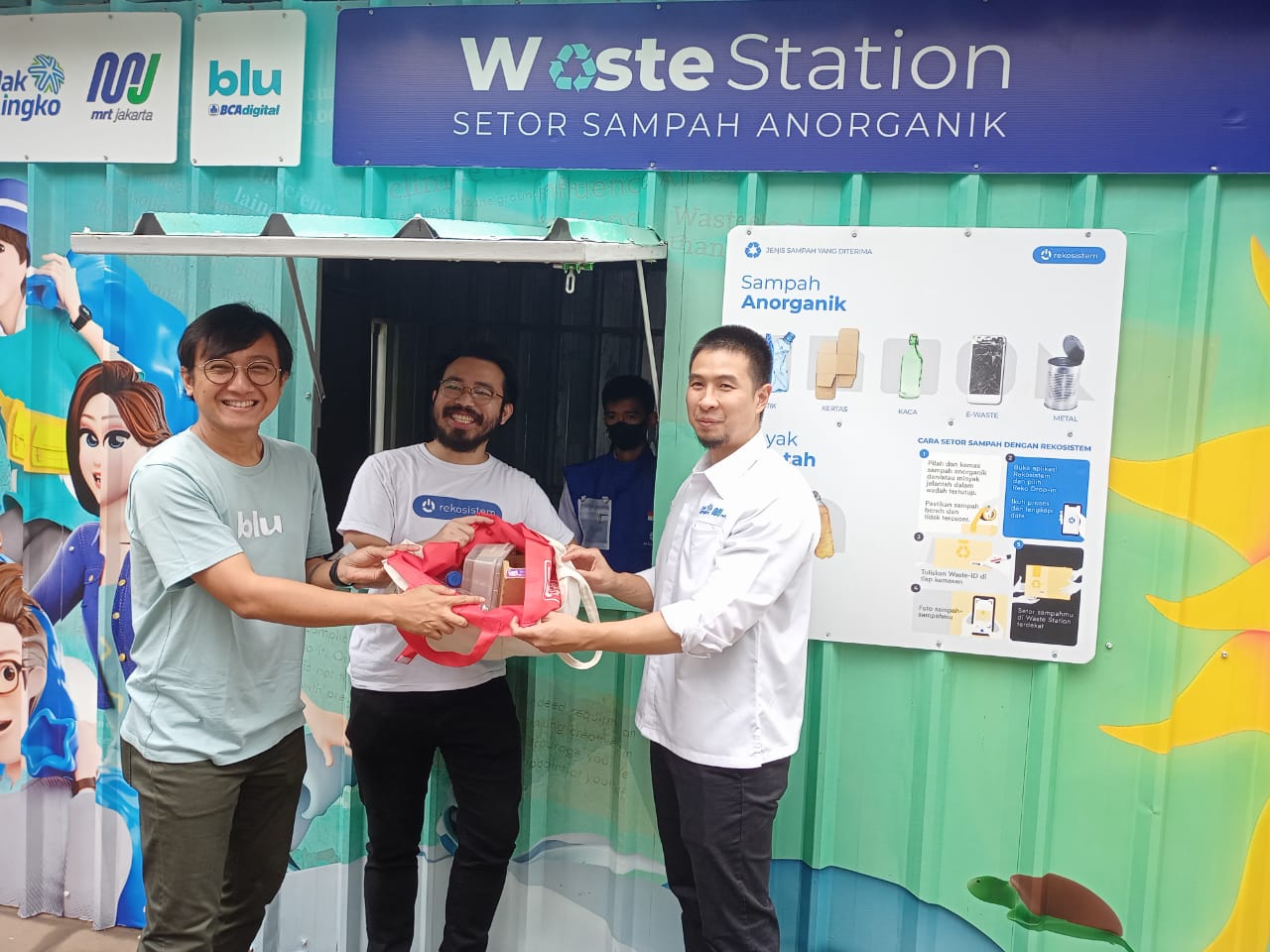 Dalam rangkaian program Corporate Sustainability Initiative (CSI) #bluBuatBaik yang menggagas kepedulian kepada lingkungan, BCA Digital meluncurkan Waste Station keduanya di area Taman Dukuh Atas. Hal ini sebagai salah satu gerakan mengajak masyarakat untuk dapat berpartisipasi dalam menyetor sampah anorganik secara langsung. Foto/Rizki EmitenNews.com blu by BCA, Rekosistem dan MRT Jakarta, Ajak Masyarakat Setor Sampah di Waste Station