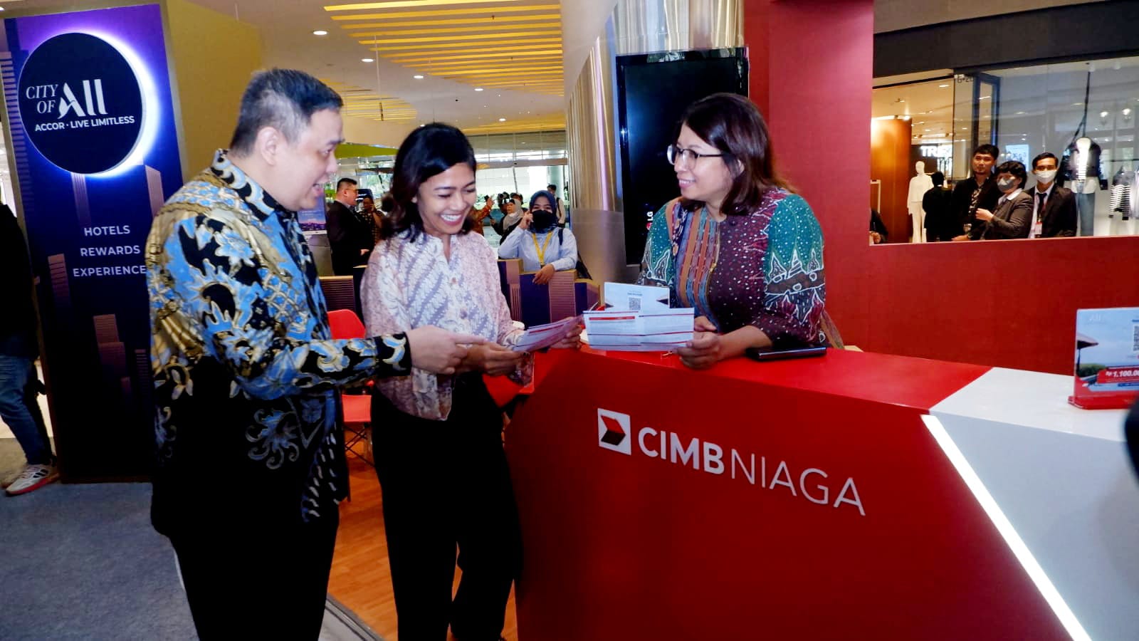 Menteri Pariwisata dan Ekonomi Kreatif RI Sandiaga Salahuddin Uno (ketiga kiri) berswafoto bersama Direktur Consumer Banking CIMB Niaga Noviady Wahyudi (kedua kanan), CEO Accor for South & Southeast Asia, Japan, South Korea, and India Garth Simmons (ketiga kanan), dan jajaran manajemen Accor usai pembukaan “City of ALL: Accor Live Limitless - Hotel & Wedding Fair” di Central Park Mall, Jakarta, Rabu (15/3/2023). dok. ist. Ikut Pameran City of All, Wujud Dukungan CIMB Niaga untuk Pertumbuhan Industri Pariwisata
