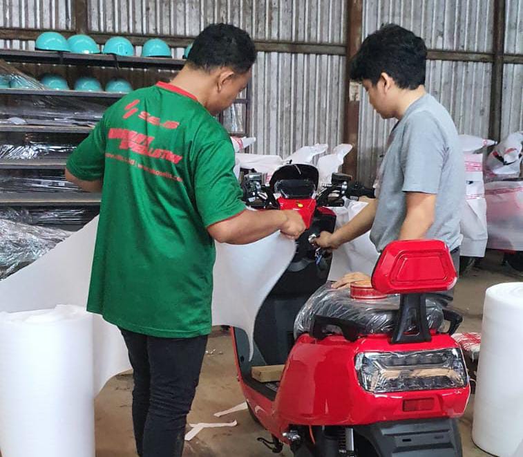 pera pekerja sedang melakukan packing dan pengecekan terhadap unit kendaraan listrik Selis yang siap di kirim. Fofo/Rizki EmitenNews Prospek Cerah Industri Motor Listrik, Penjualan Hingga Juni Sentuh 53 Ribu Unit