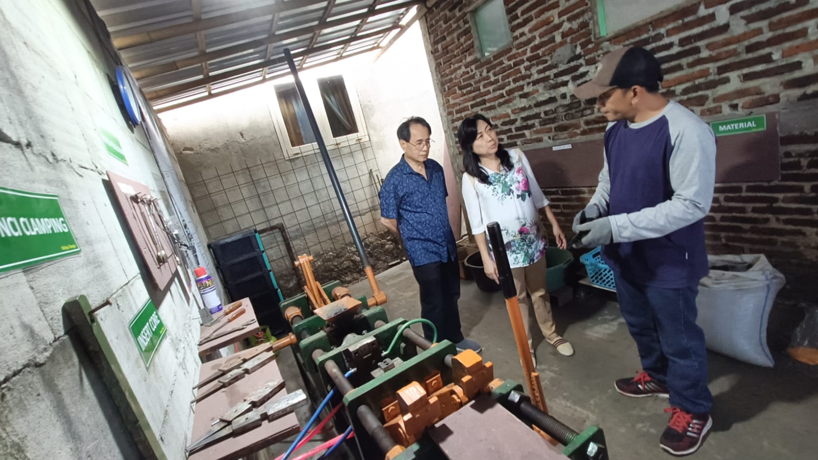 Pengurus YDBA Kunjungi UMKM Pande Besi Binaan Astra di Banyumas