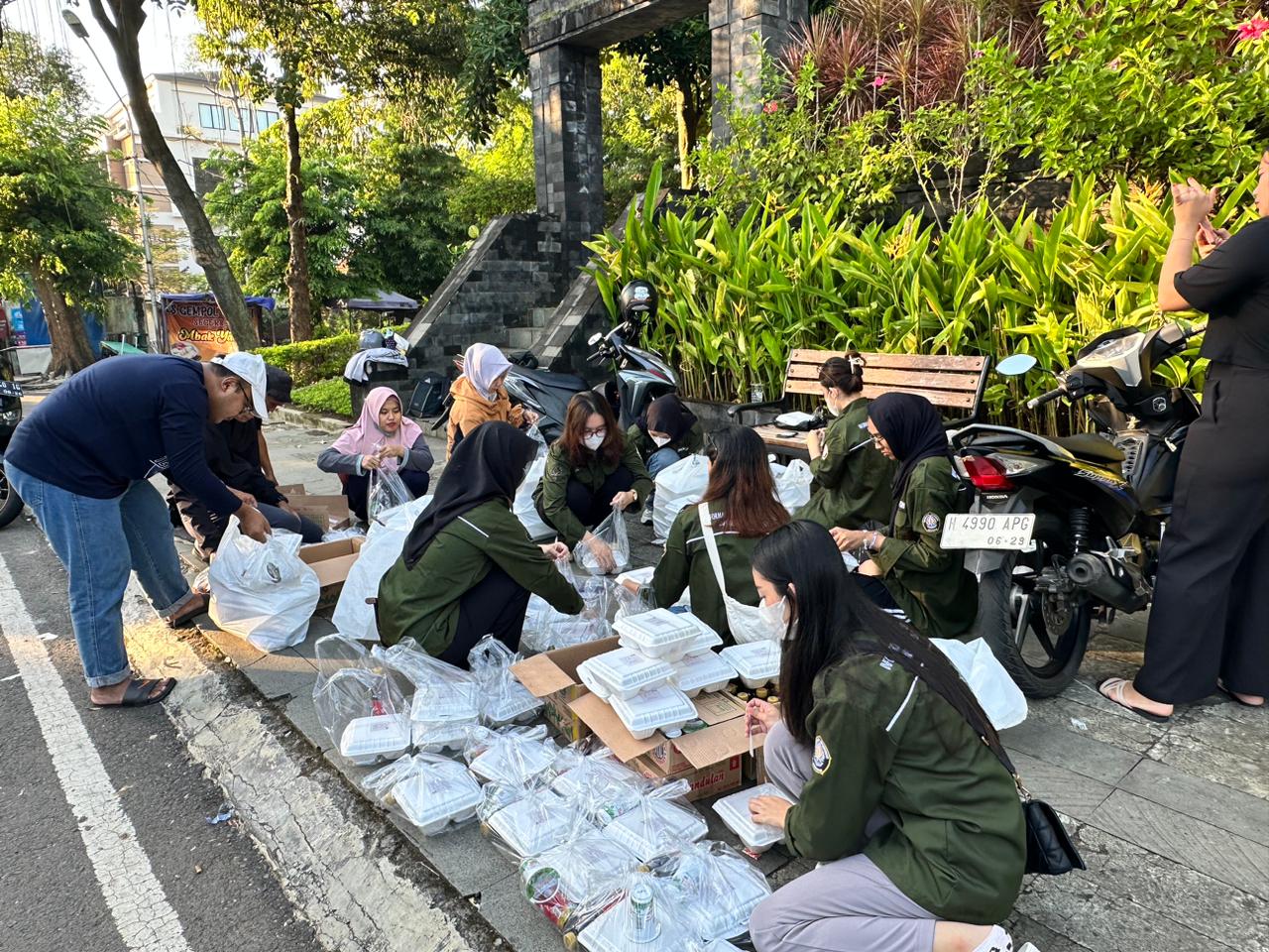 Mahasiswa UNDIP Gelar Aksi Sosial Genggam Rasa, Bagikan Cinta