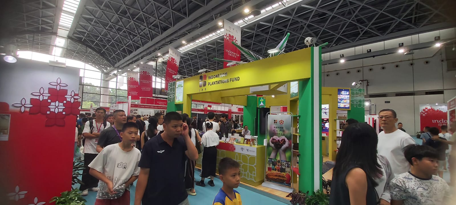 RAMAI - Sejumlah pengunjung termasuk mahasiswa Guangxi University antusias bertanya tentang sawit di booth BPDP di ajang CAEXPO-CABIS ke-22 17-21 September 2025 di NICEC, Guangxi. FOTO - ISTIMEWA Ramaikan CAEXPO-CABIS 2025, BPDP Perbesar Akses Pasar Tiongkok