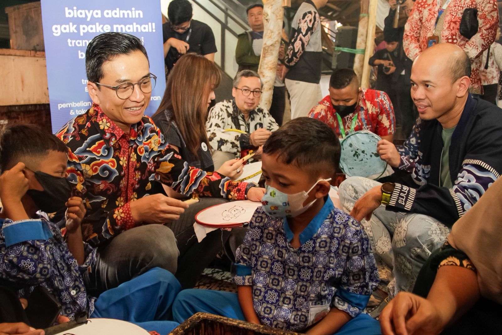 Pengurus BTN melihat dari dekat pelaku UMKM membatik. FOTO - ISTIMEWA Hari Batik Nasional, BTN Gembleng UMKM Teknik Ini