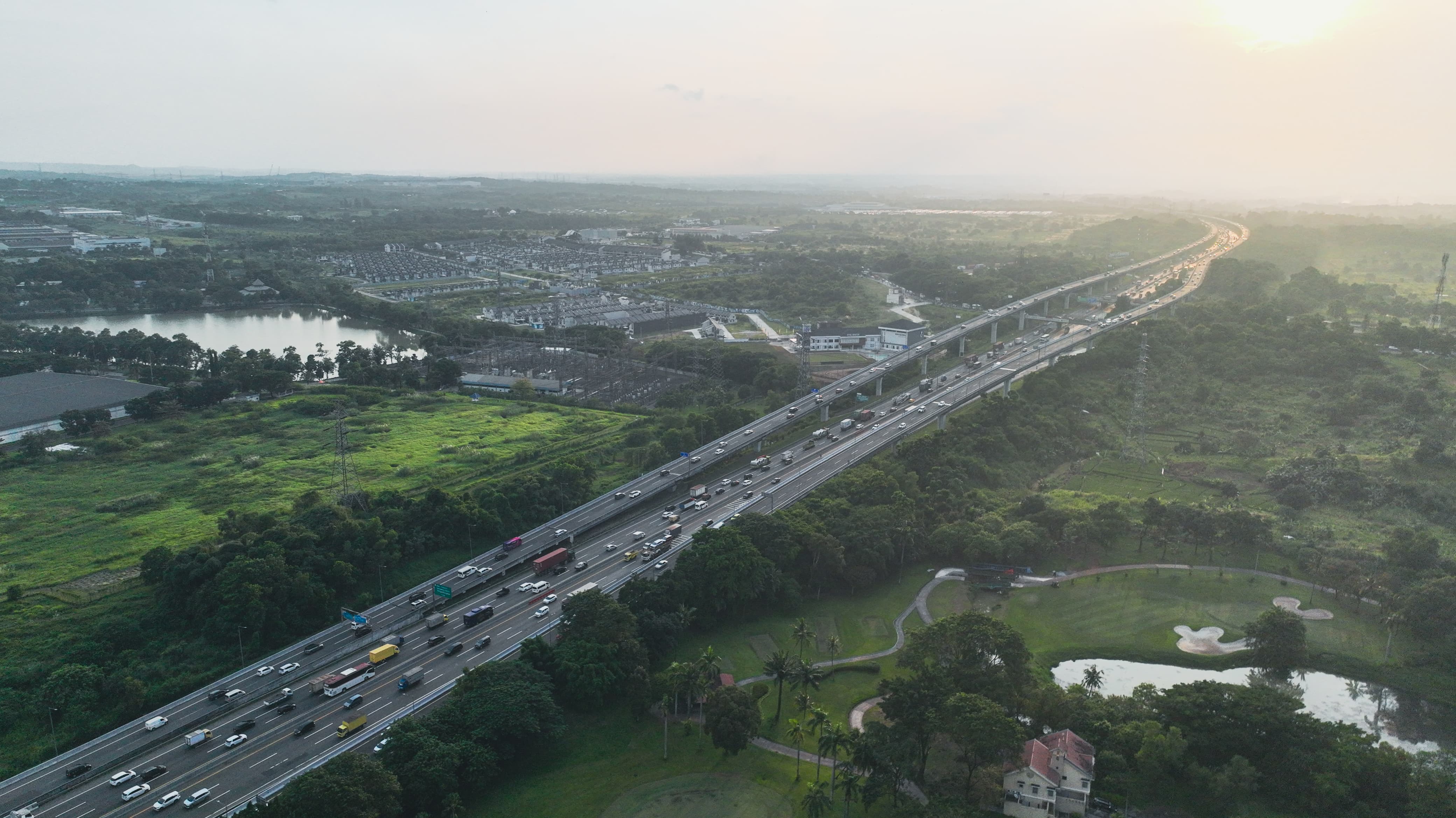 Diskon Tol 30 Persen Berlaku, Arus Kendaraan Keluar Jabotabek Melonjak