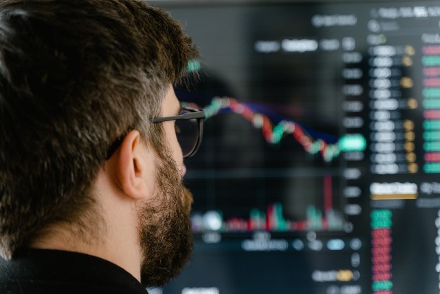 Saham-Saham di AS Melemah Oleh Gesekan Geopolitik dan Lonjakan PHK