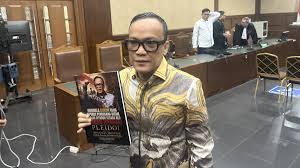 Berbatik Kuning Bacakan Pleidoi, Noel Malah Ngaku Siap Dihukum Mati