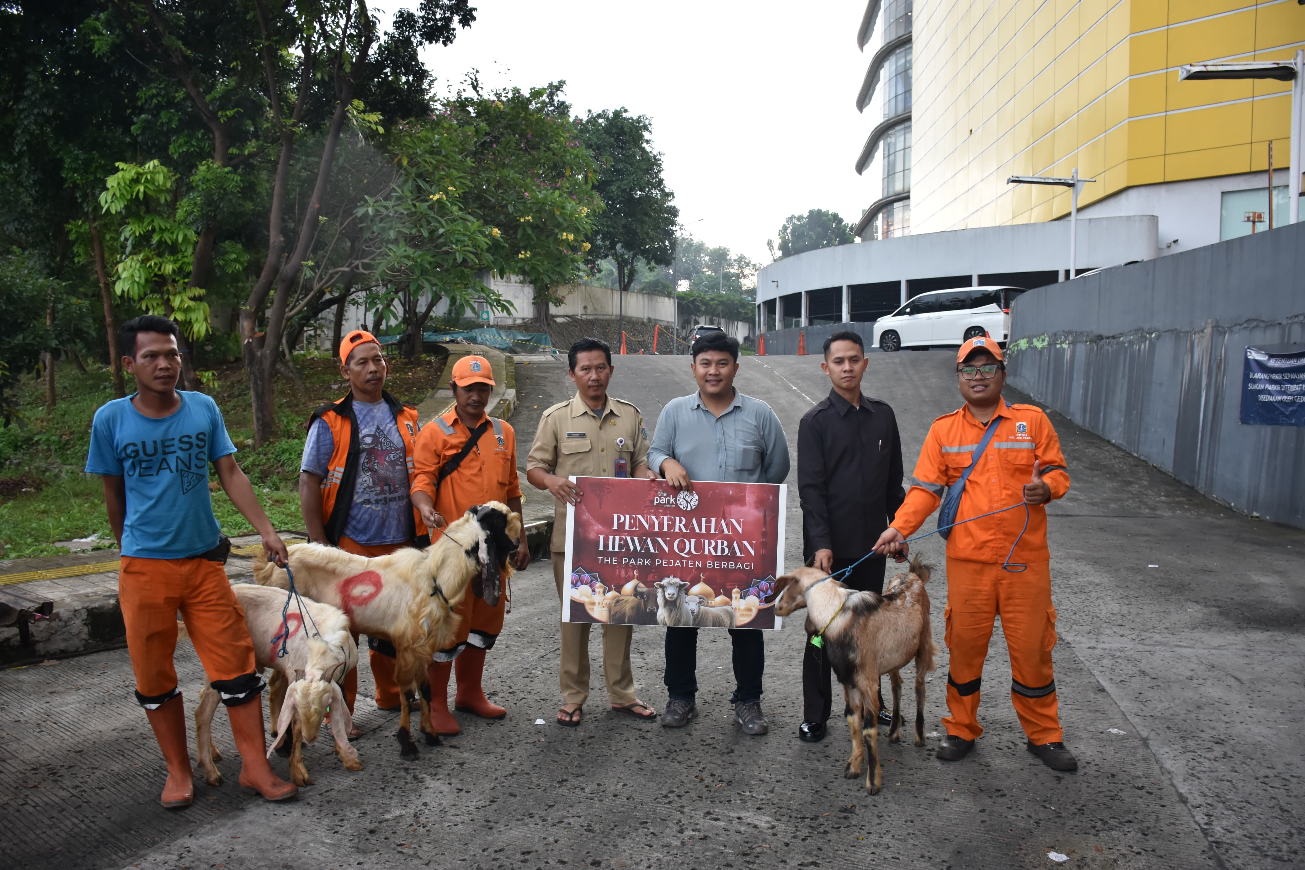 Momen Idul Adha, The Park Pejaten Bagikan Hewan Kurban