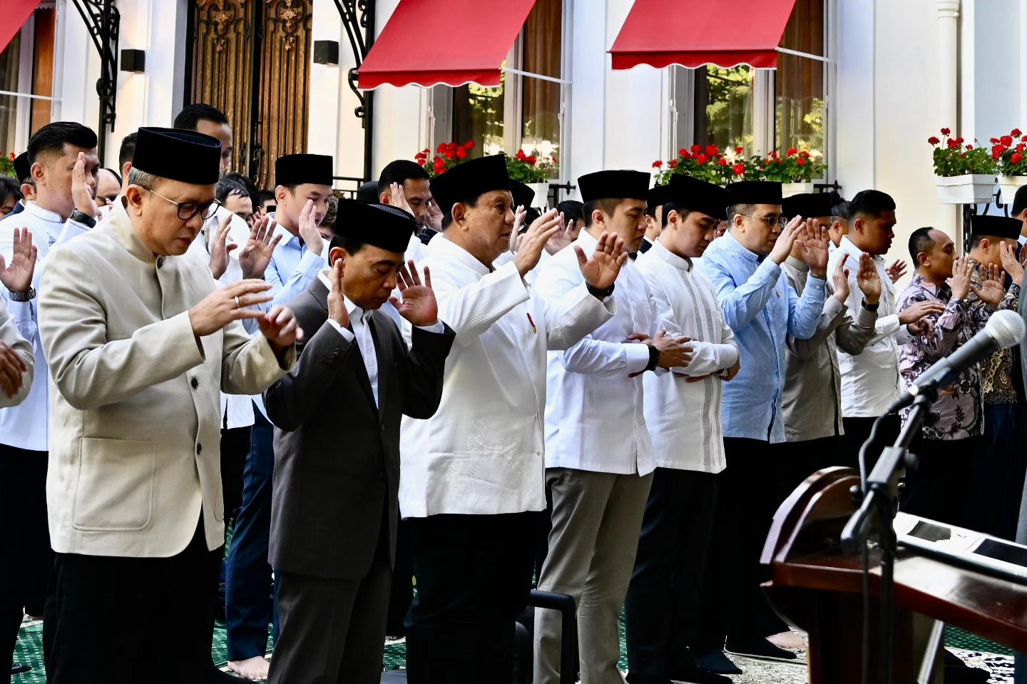 Dari Paris hingga Istiqlal, Begini Momen Iduladha Prabowo dan Gibran