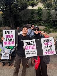 Berpakaian Serba Hitam Dukung Demo Mahasiswa, Begini Aksi Zaskia Mecca