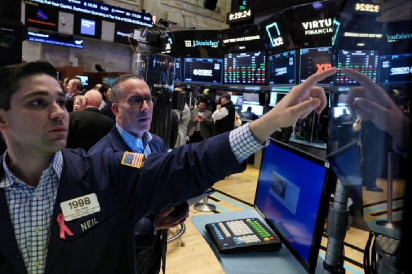 Saham AS Melemah Karena Fed Masih Terbuka Naikkan Suku Bunga