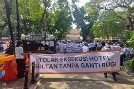 Di Tengah Aksi Protes, Eksekusi Pengosongan Hotel Sultan Dimulai