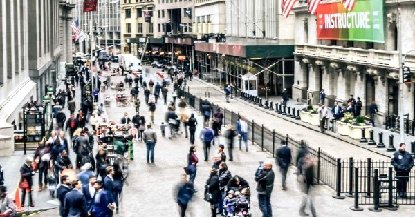 Wall Street Ditutup Bervariasi Jelang Laporan Keuangan Micron
