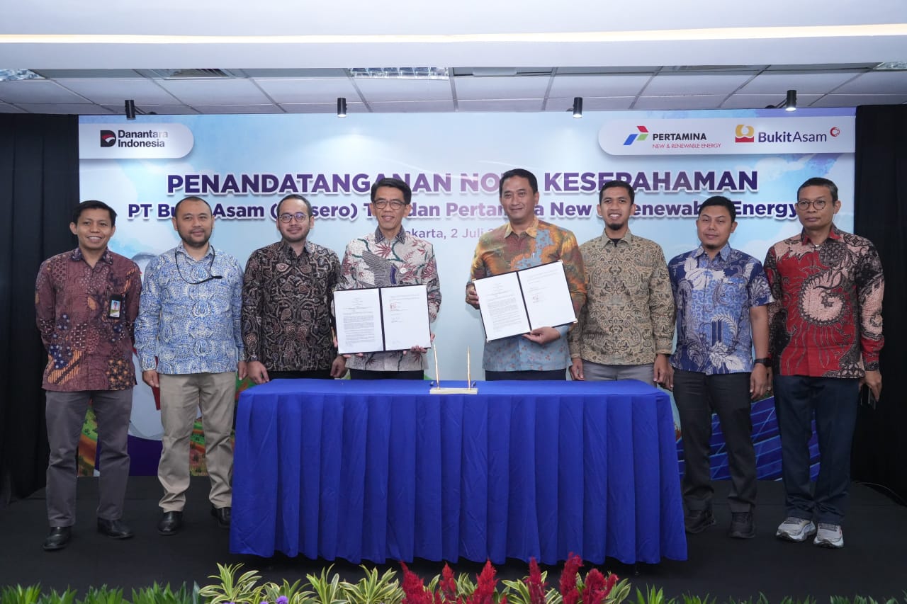 PTBA dan Pertamina NRE Teken MoU Kembangkan PLTS di Lahan Pascatambang