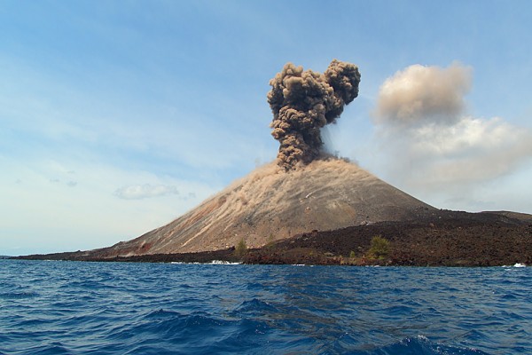 Sentimen Erupsi Anak Krakatau, 2 Sektor Saham Ini Jadi Sorotan