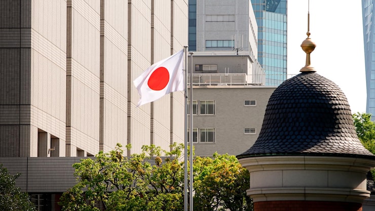Yen Tembus 154 per Dolar, BOJ Kian Dekat Naikkan Suku Bunga