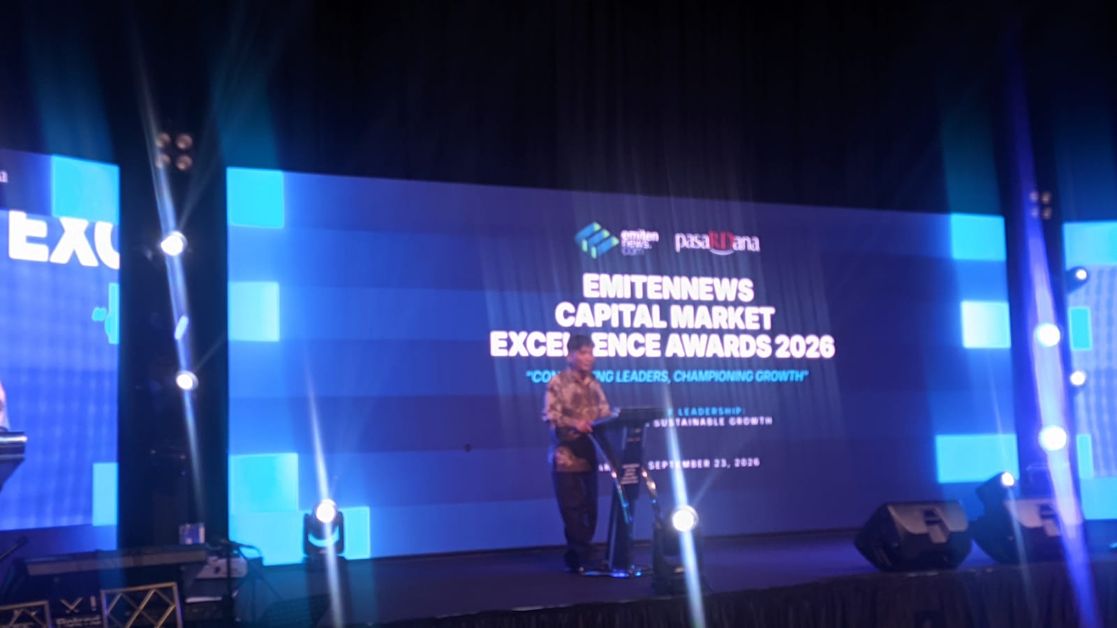 CEO Pasardana Nilai 48 Emiten Resilien, Sabet EmitenNews Award 2026